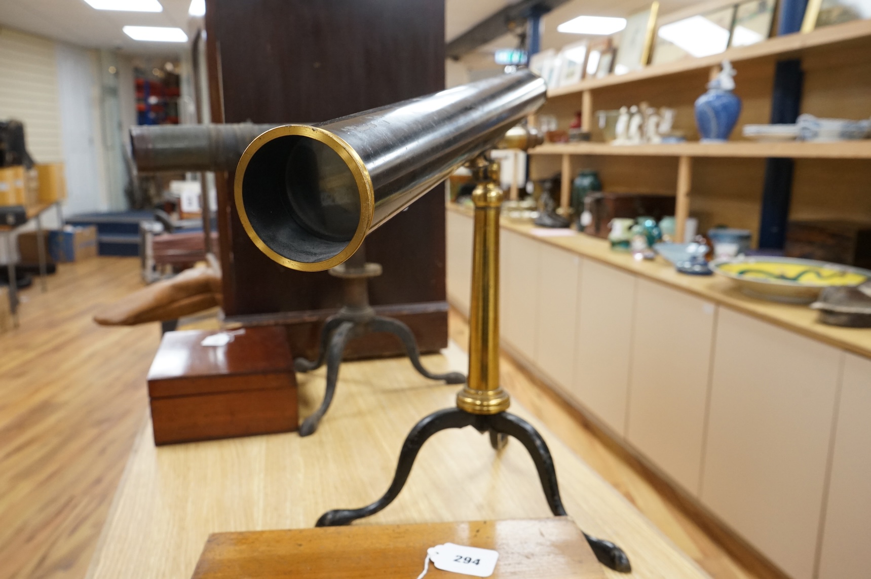 An early 20th century Broadhurst Clarkson & Co., 63 Farringdon Rd., London, brass telescope with table top folding tripod legs, 82cm long when eyepiece is retracted.